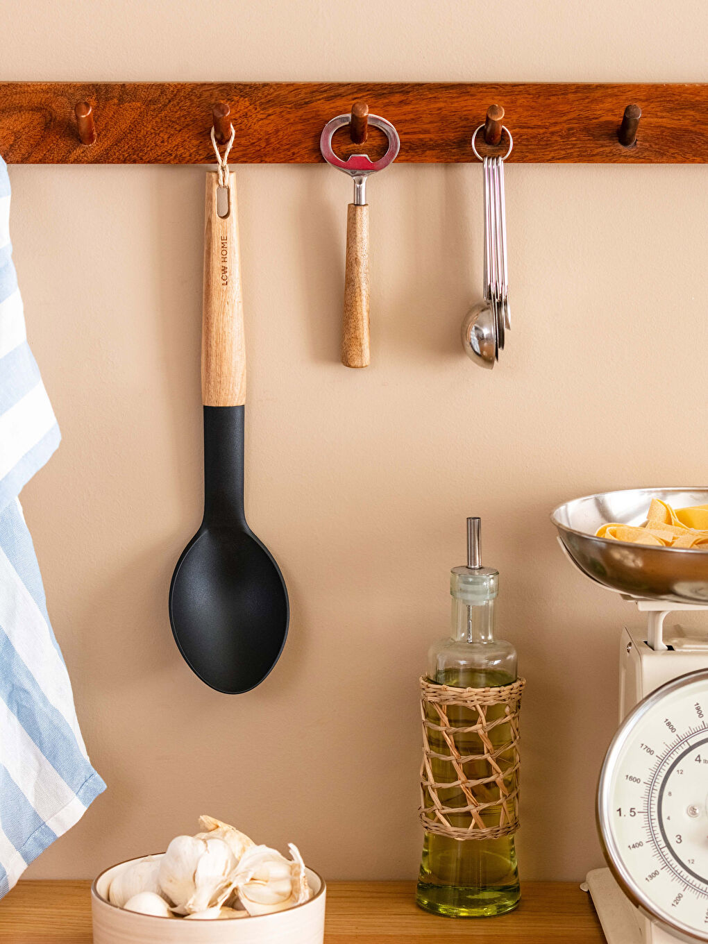 Servirna kašika sa drvenom drškom 31 cm