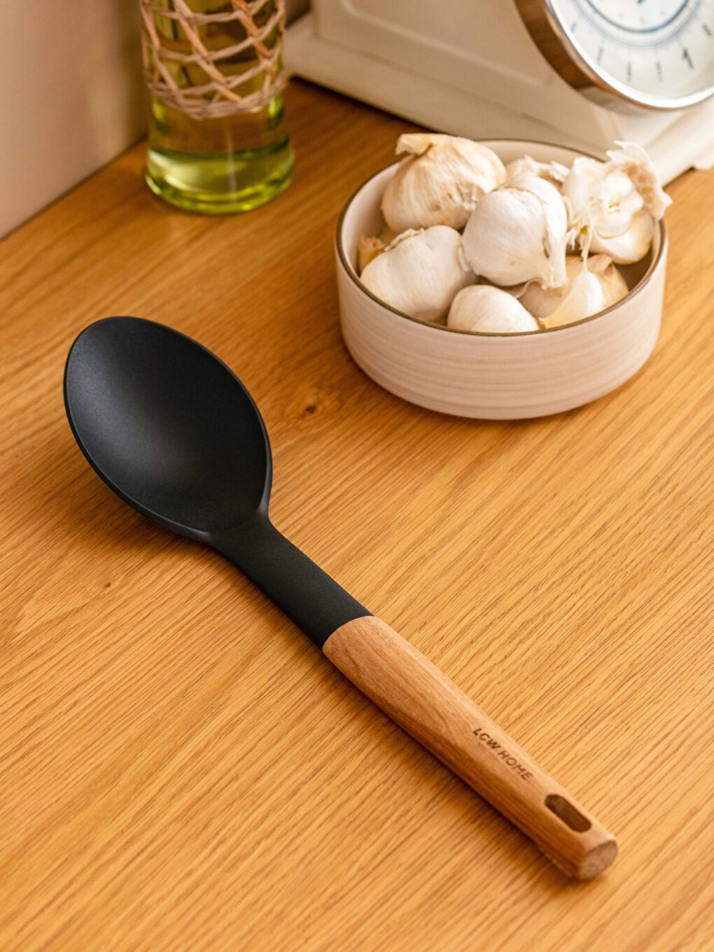 Servirna kašika sa drvenom drškom 31 cm-1