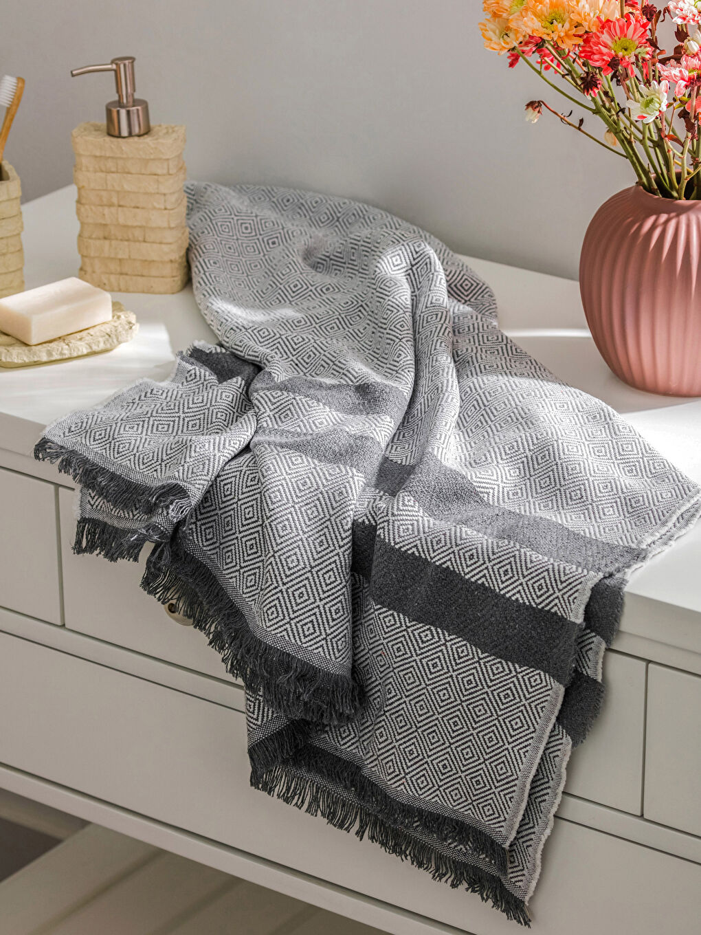Antrasit Çizgi Desenli Havlu-1