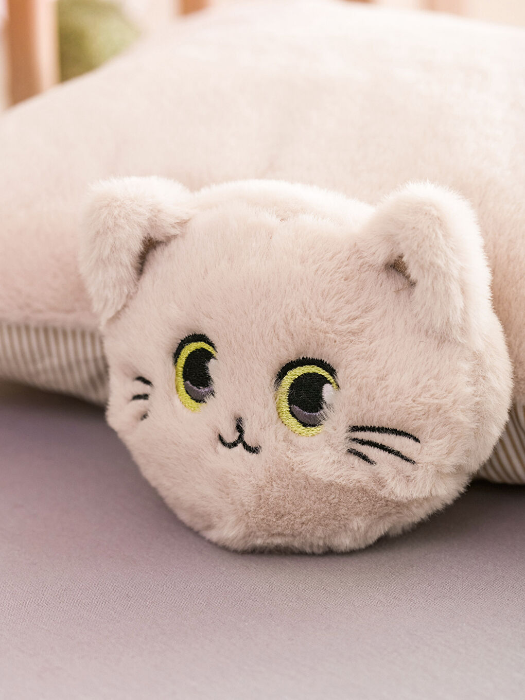 Bej Kedi Figürlü Pelüş Bebek Kırlent 28x40 cm-2