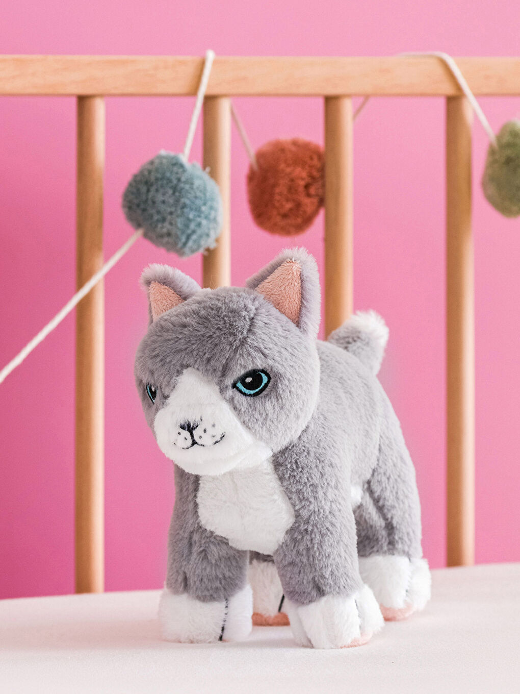 Gri Pelüş Dolgulu Kedi Bebek Kırlent 23x27 cm