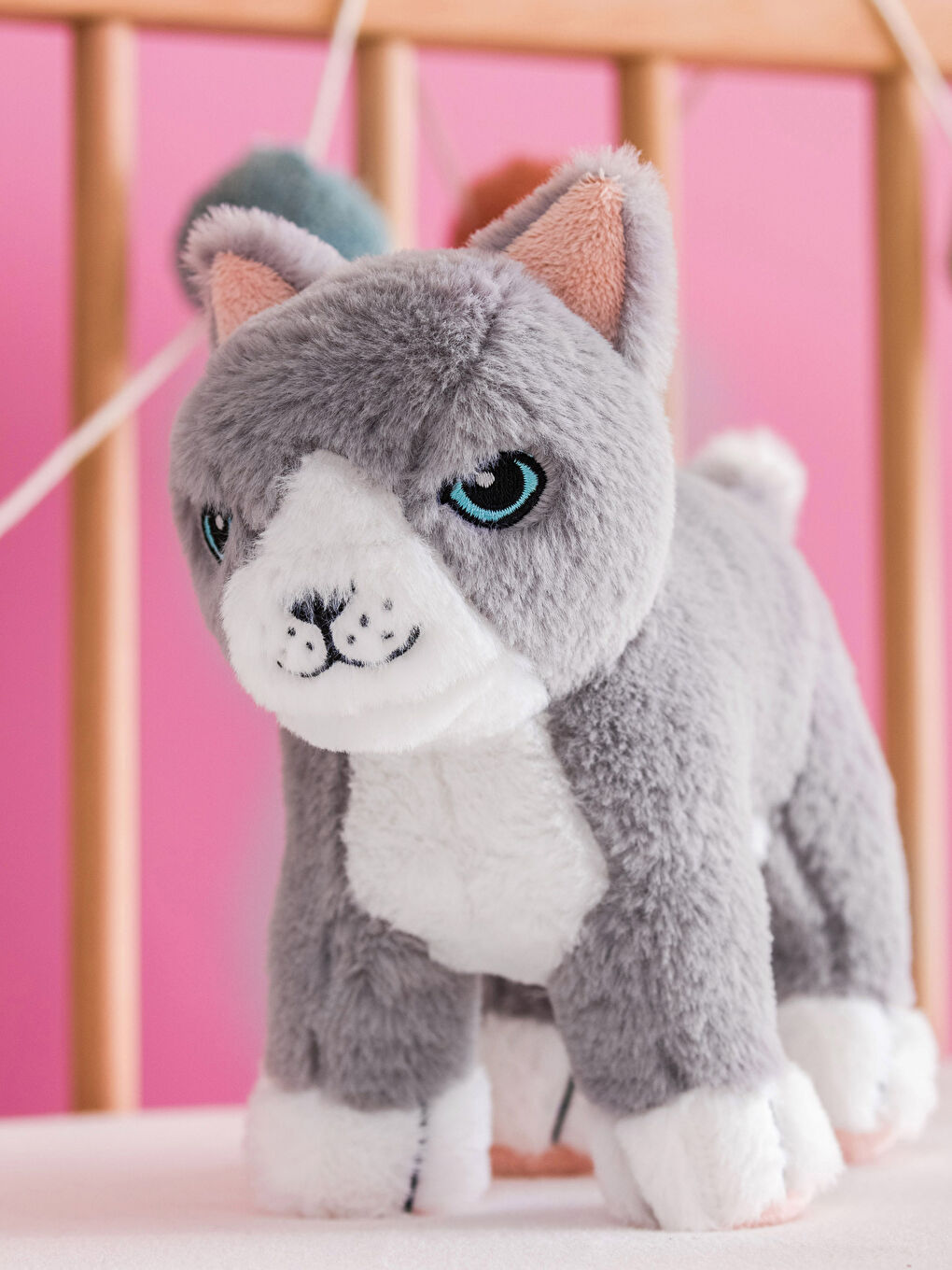 Gri Pelüş Dolgulu Kedi Bebek Kırlent 23x27 cm-2