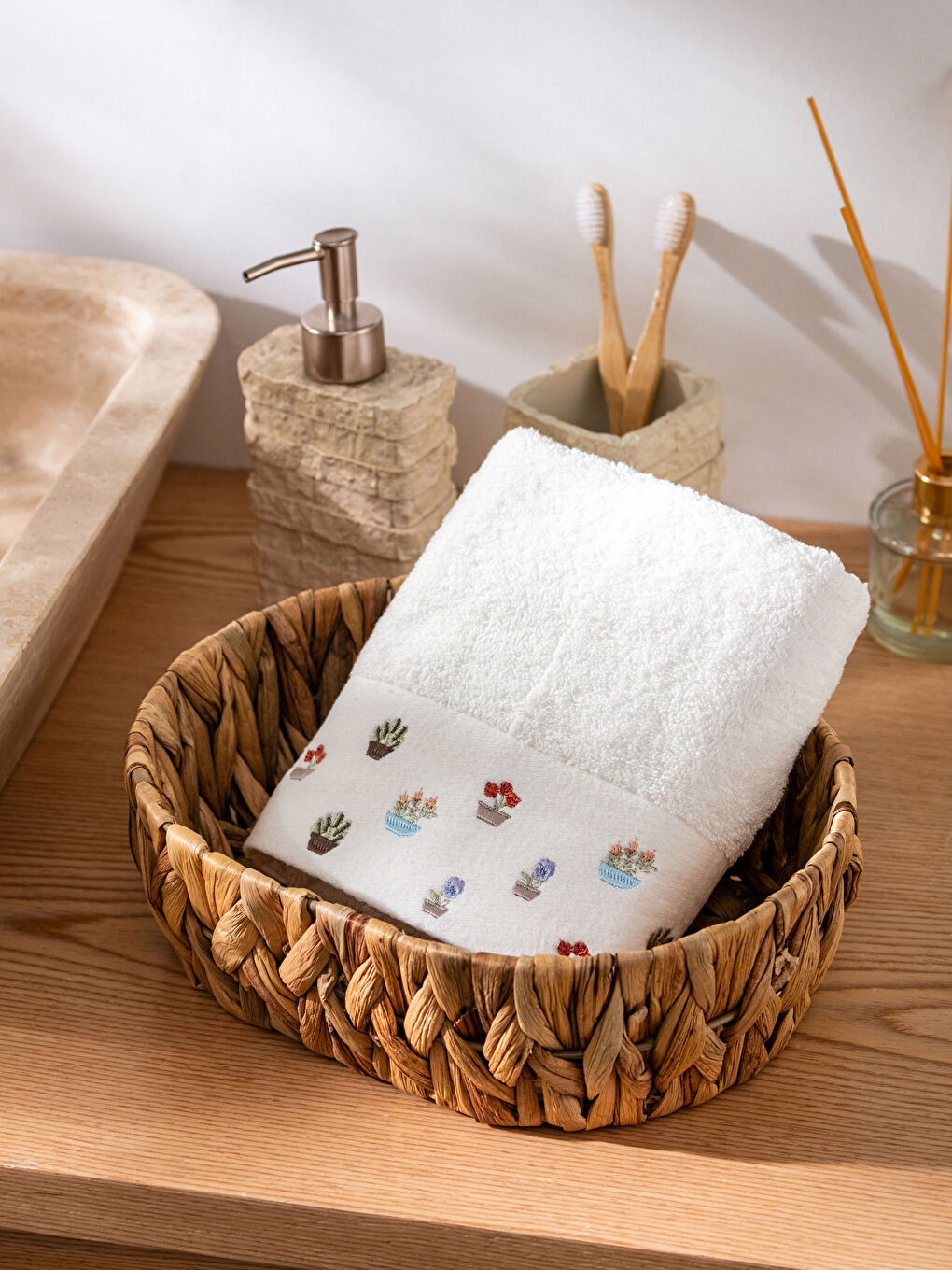 Flower Embroidery Tasseled Face Towel 50x80 Cm-1