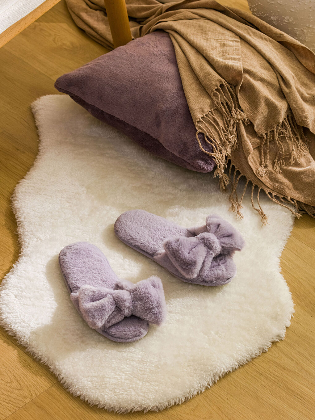 سليبر منزل للسيدات مزين بفيونكة قطيفة