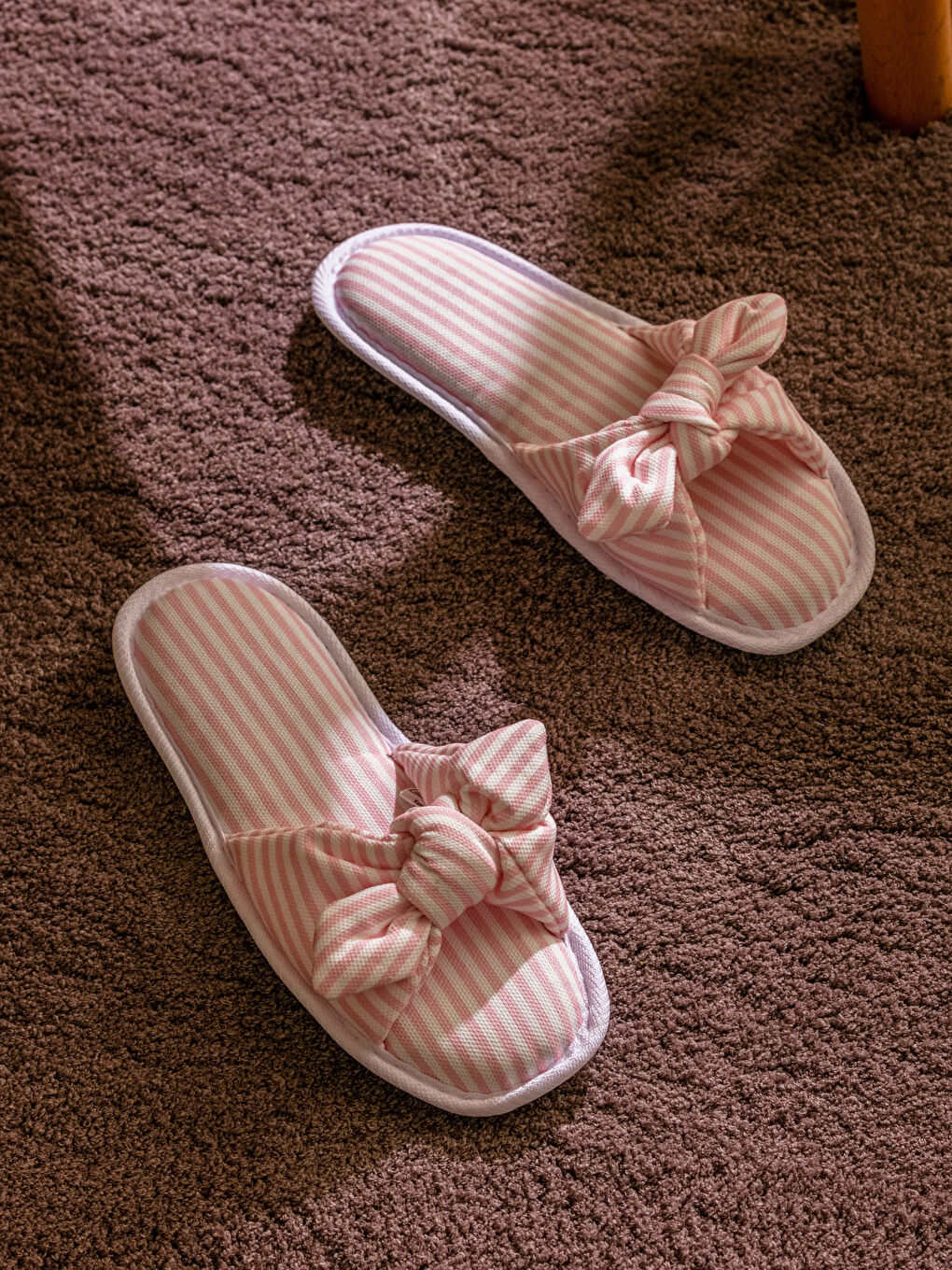 Pembe Fiyonk Detaylı Kadın Ev Terliği-1