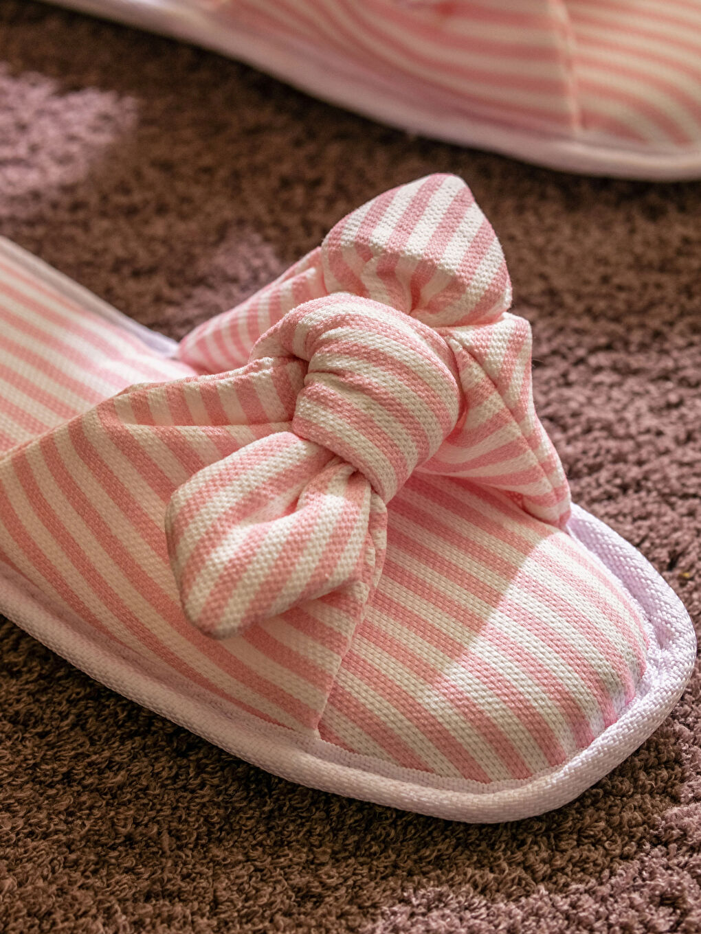 Pembe Fiyonk Detaylı Kadın Ev Terliği-2