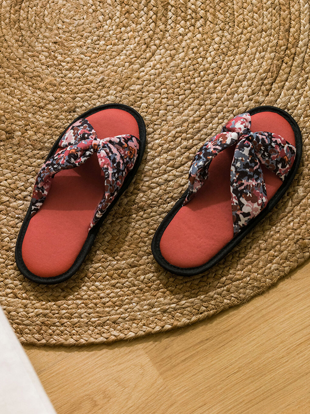 Karışık Desenli Önü Açık Kadın Ev Terliği-1