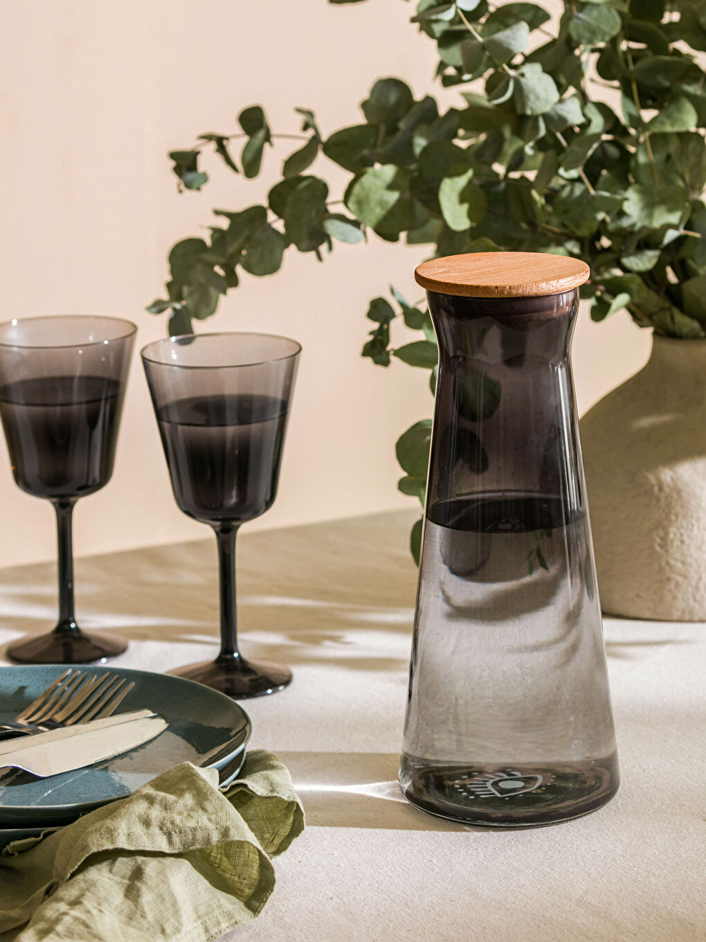 Siyah Ahşap Kapaklı Cam Sürahi 1150 ml