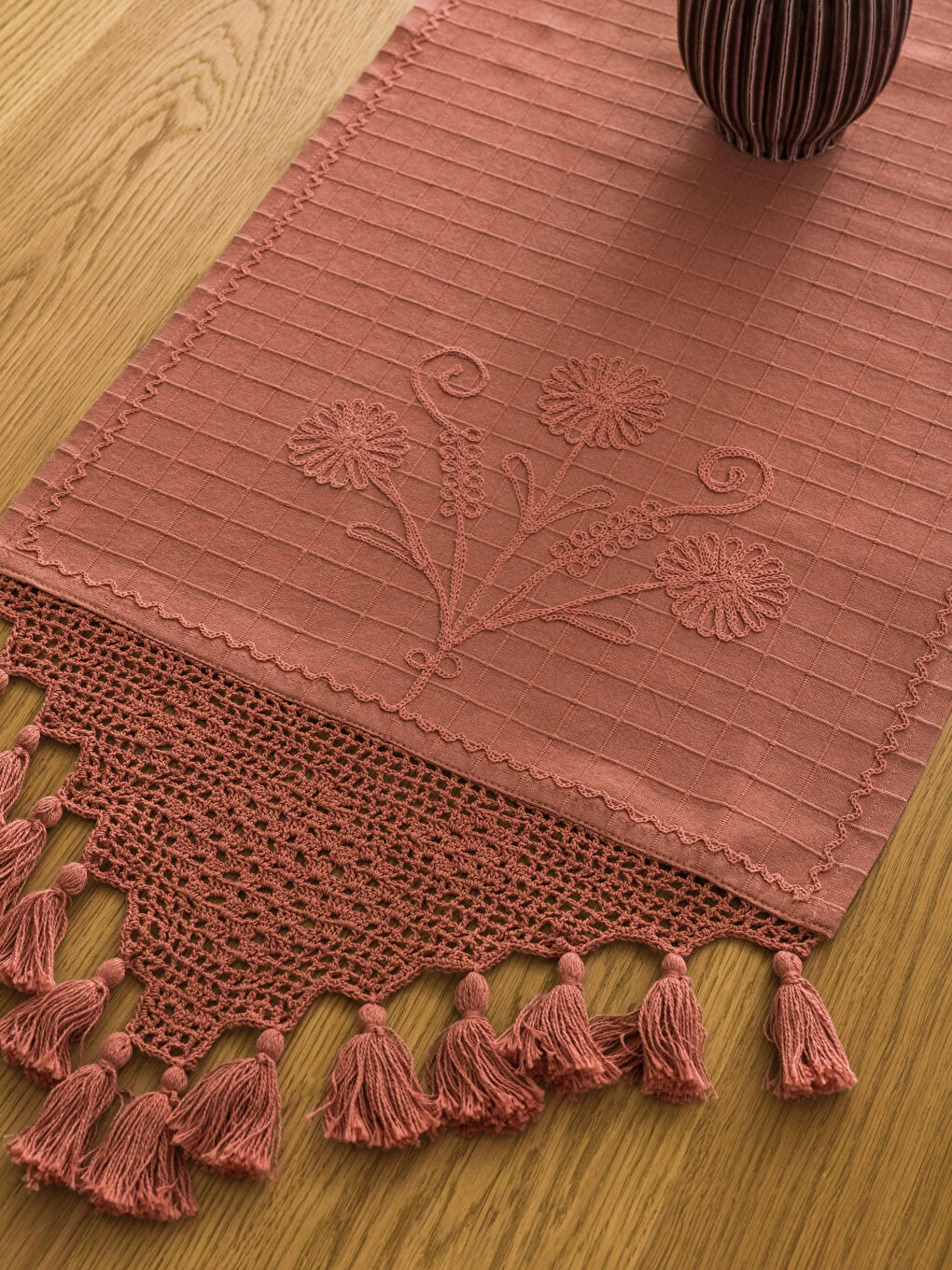 Kırmızı Dantel İşlemeli Runner 45x120 cm-1