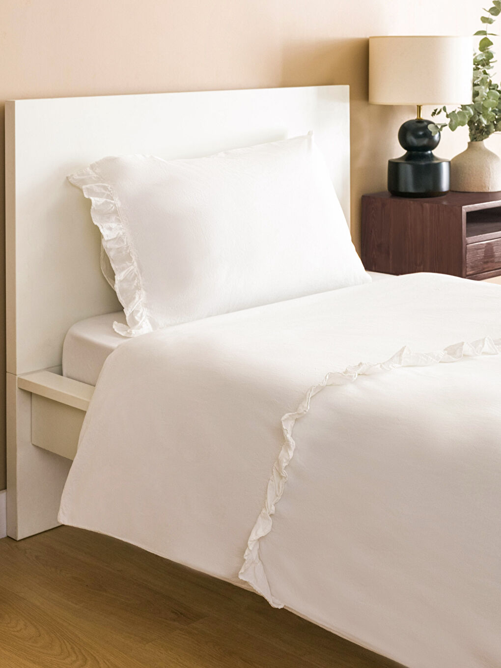 Beyaz Fırfır Detaylı Tek Kişilik Nevresim Seti