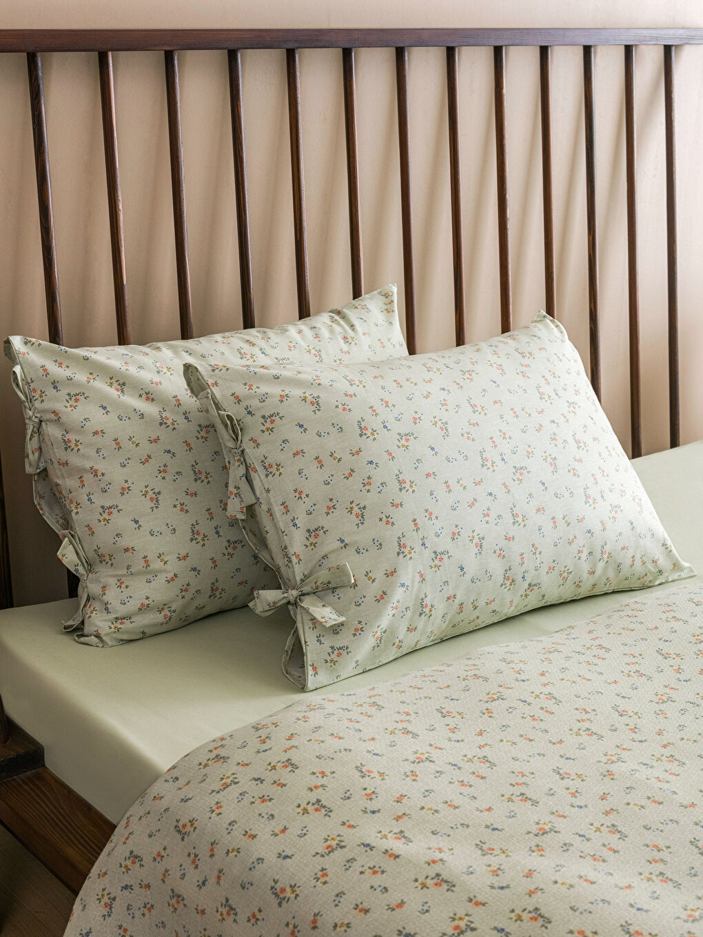 Karışık Çiçek Desenli Çift Kişilik Pike Takımı-2