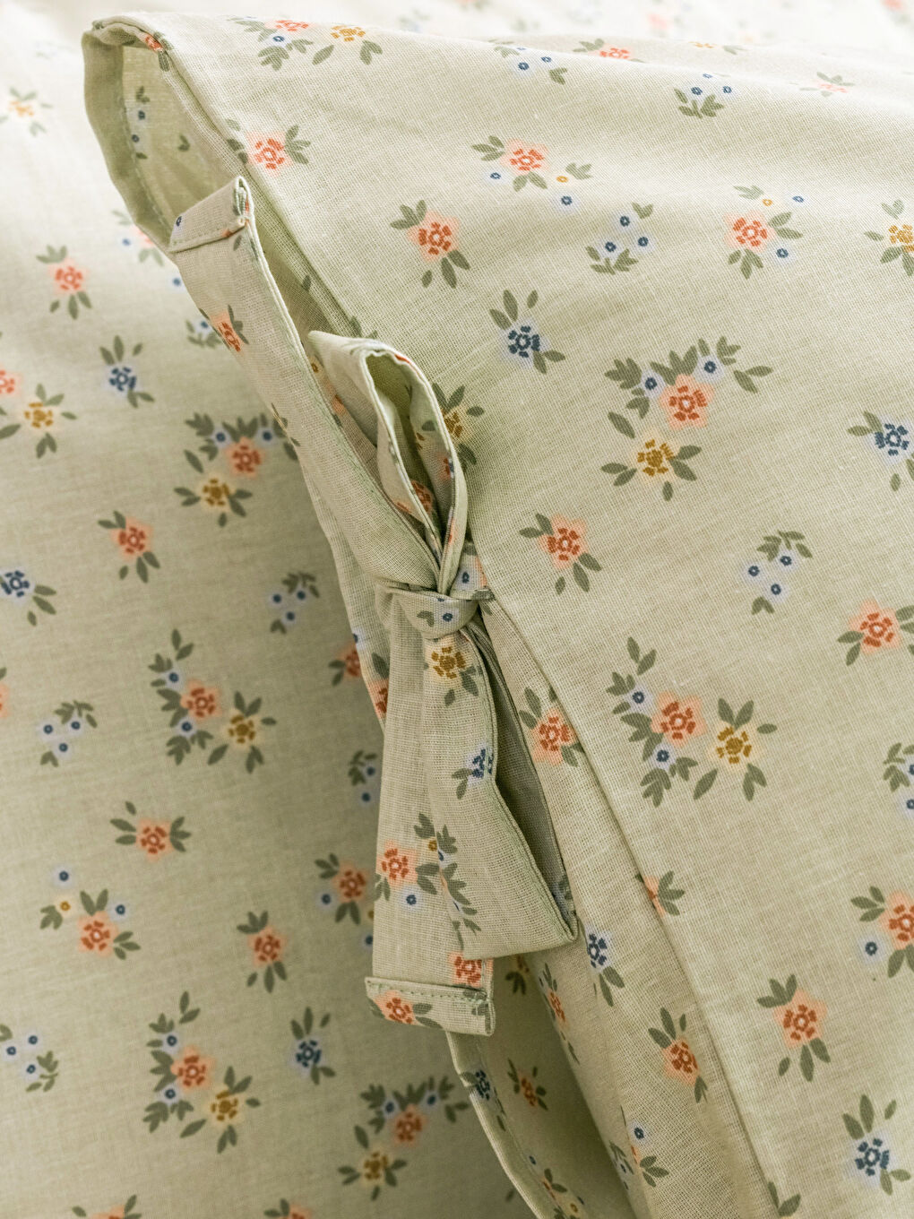 Karışık Çiçek Desenli Çift Kişilik Pike Takımı-3