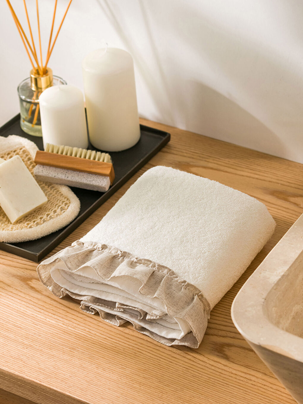 Ekru Fırfır Detaylı Yüz Havlusu 50x80 cm-1