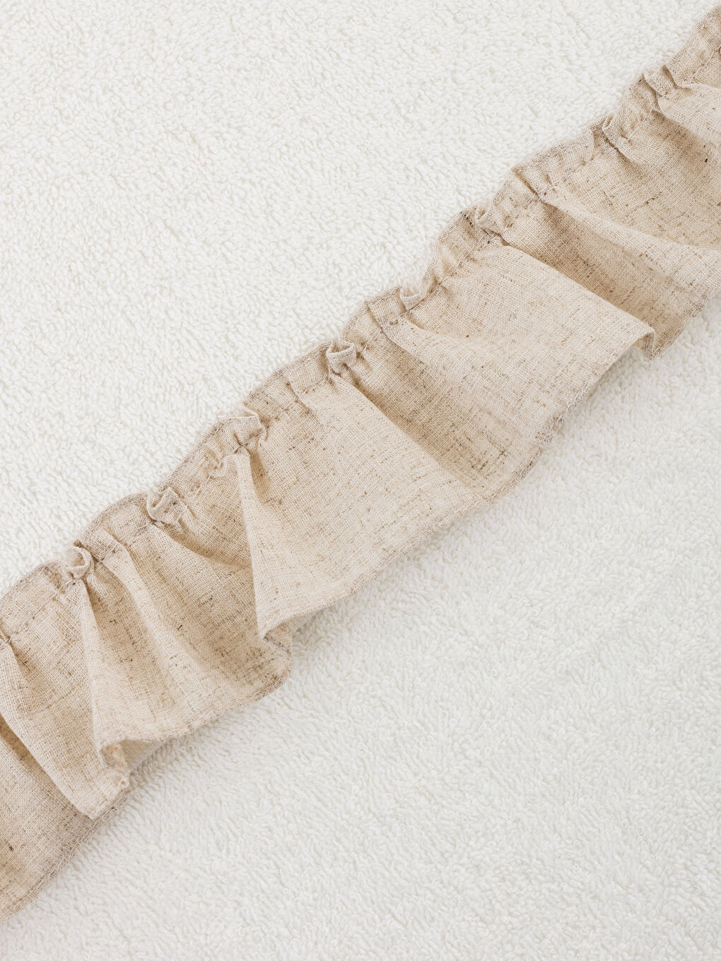 Ekru Fırfır Detaylı Yüz Havlusu 50x80 cm-3