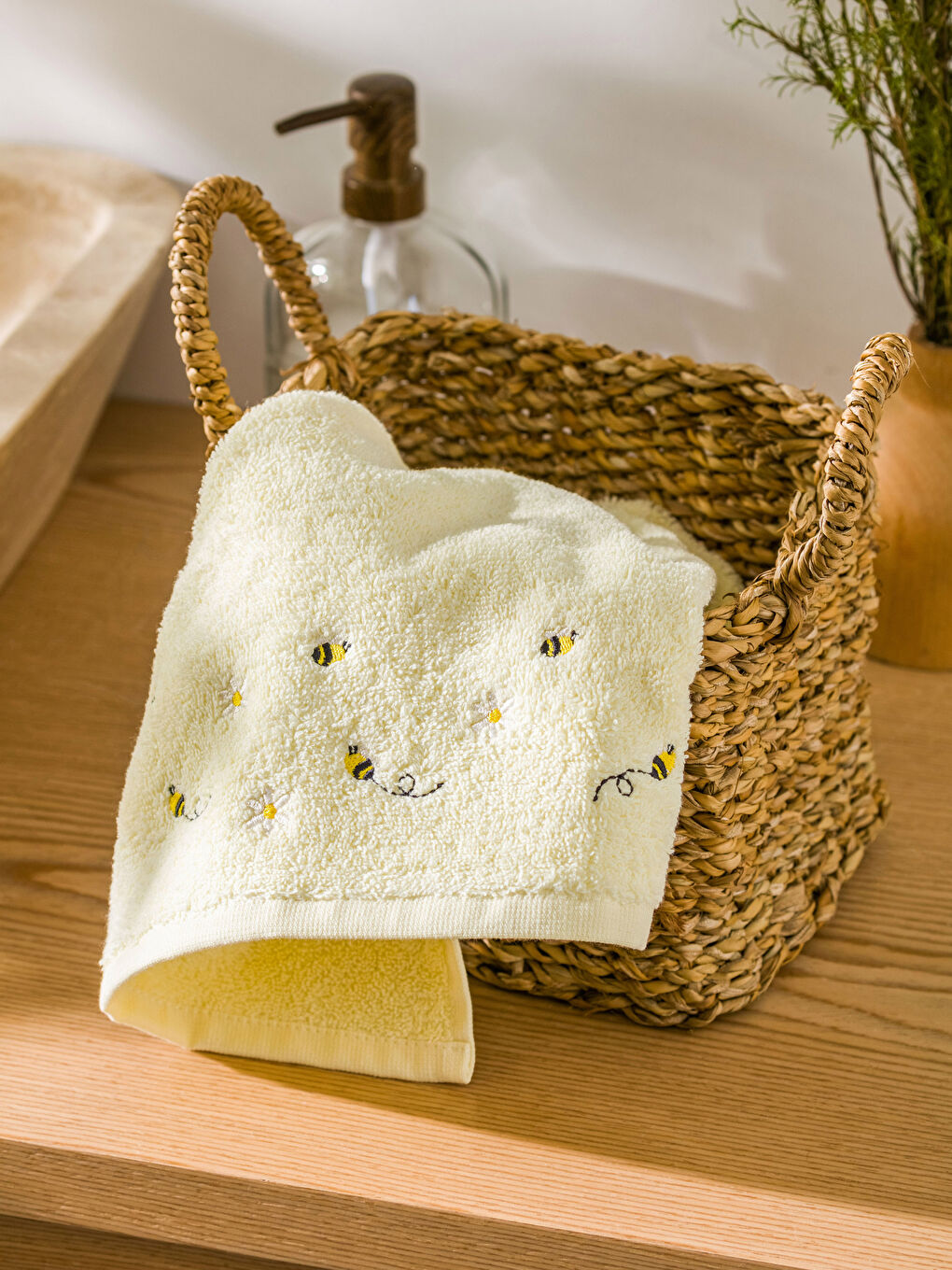 Sarı Arı Nakışlı Pamuklu Yüz Havlusu 50x80 cm