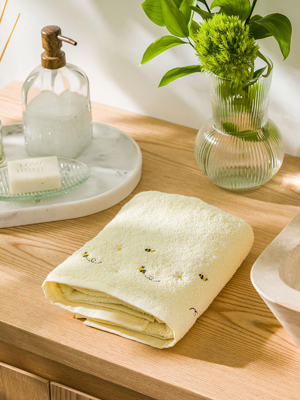 Sarı Arı Nakışlı Pamuklu Yüz Havlusu 50x80 cm-1