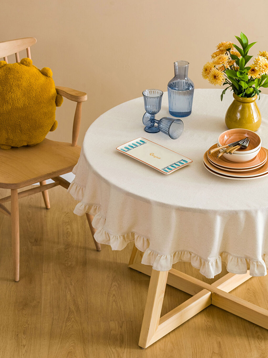 Bej Fırfır Detaylı Masa Örtüsü 150x150 cm