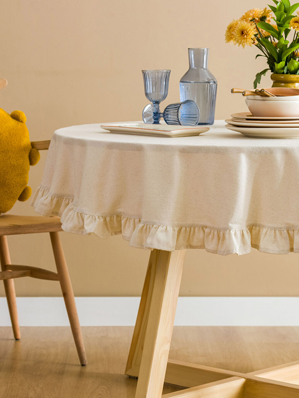 Bej Fırfır Detaylı Masa Örtüsü 150x150 cm-1