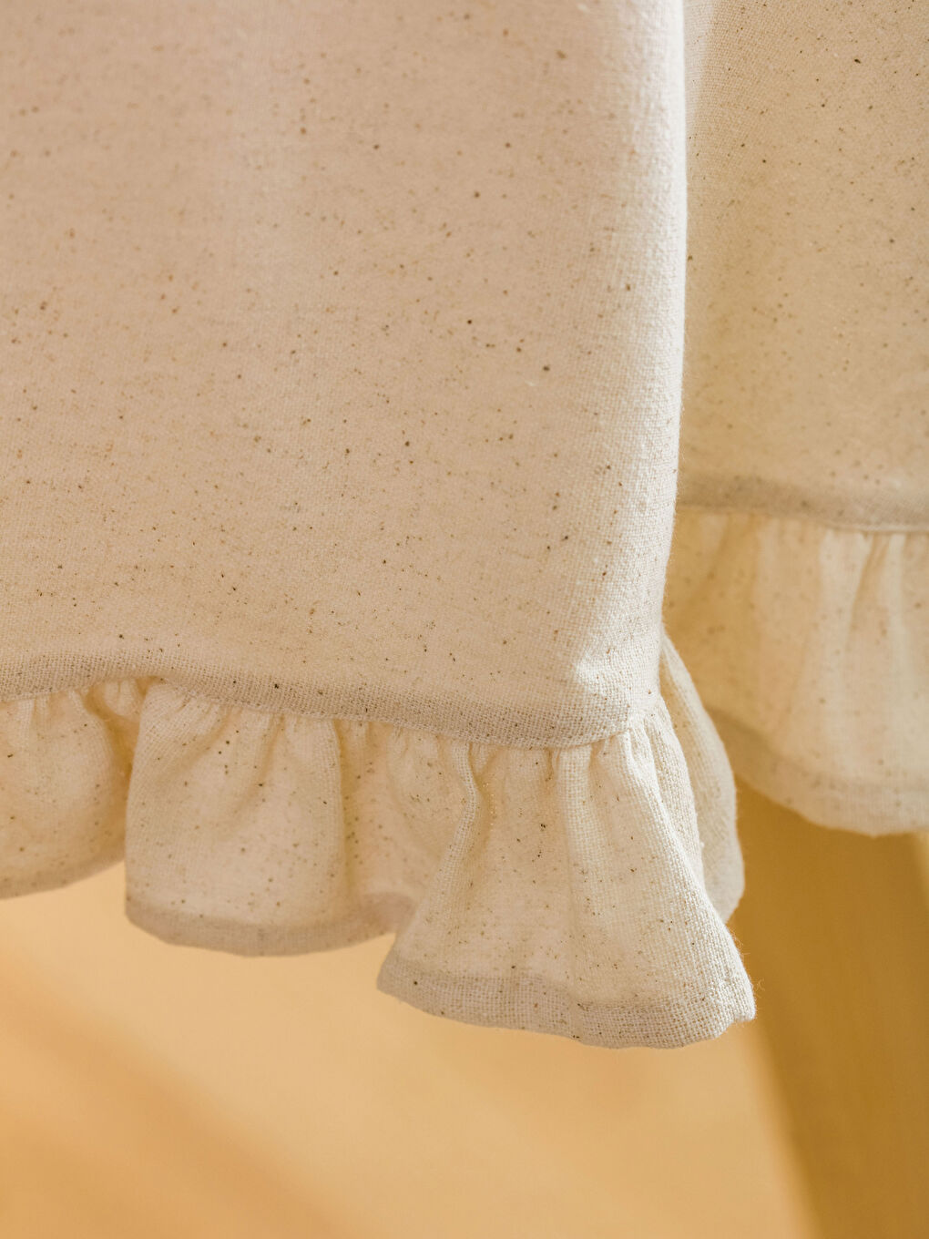 Bej Fırfır Detaylı Masa Örtüsü 150x150 cm-2