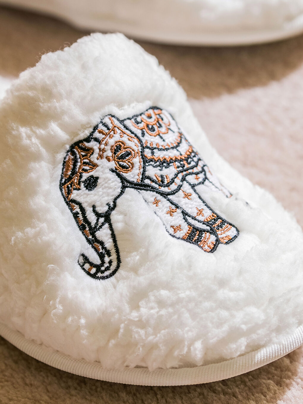 خف المنزل مْطَرّْز نساء بفيل-2