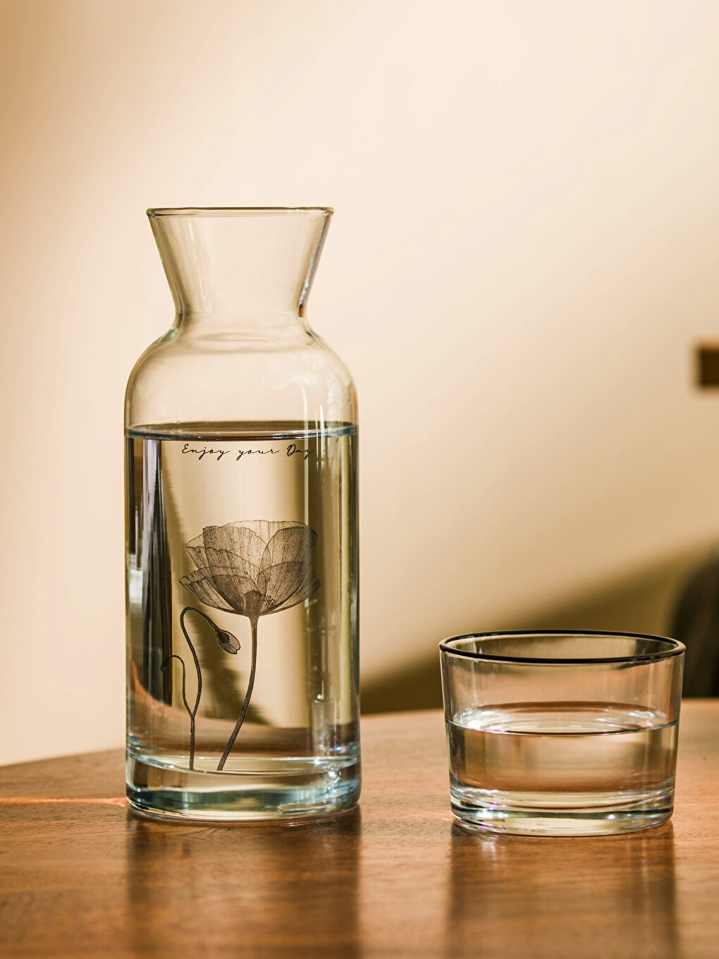 Siyah Baskılı Bardak Kapaklı Cam Sürahi 700 ml