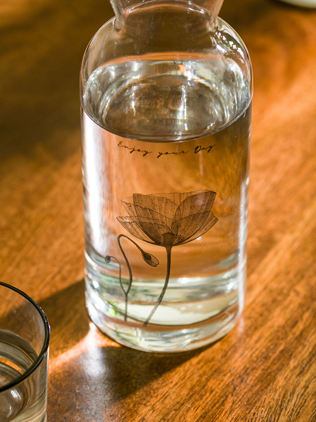 Siyah Baskılı Bardak Kapaklı Cam Sürahi 700 ml-2