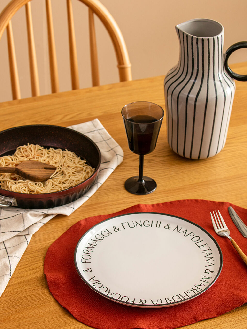 Siyah Yazı Baskılı Seramik Servis Tabağı 28 cm