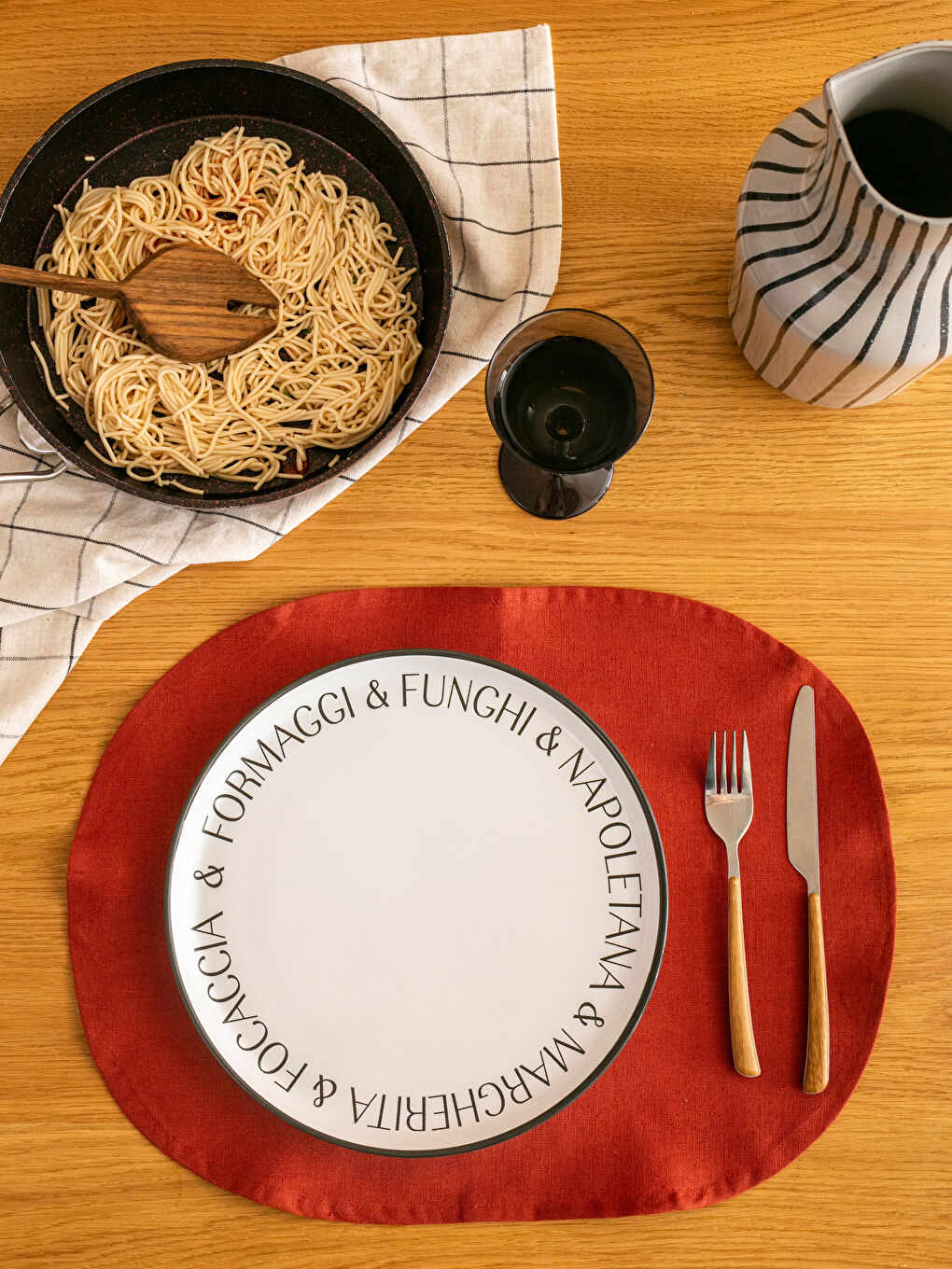 Siyah Yazı Baskılı Seramik Servis Tabağı 28 cm-1