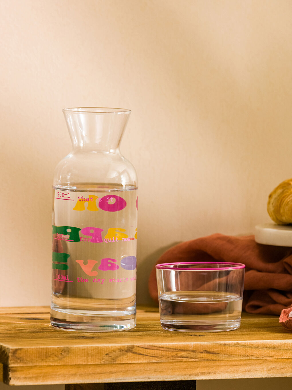 Karışık Yazı Baskılı Cam Sürahi 700 ml-1