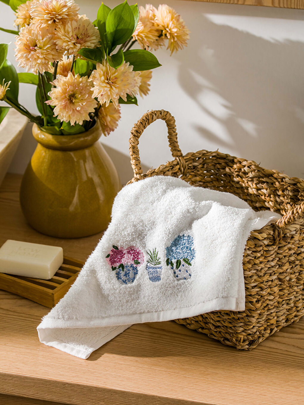 Ekru Nakışlı Pamuklu Yüz Havlusu 50x80 cm