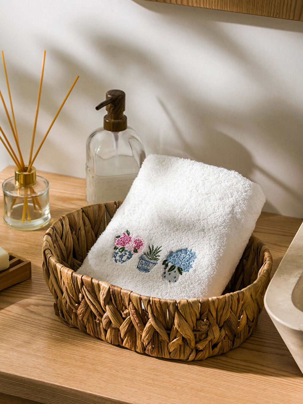 Ekru Nakışlı Pamuklu Yüz Havlusu 50x80 cm-1