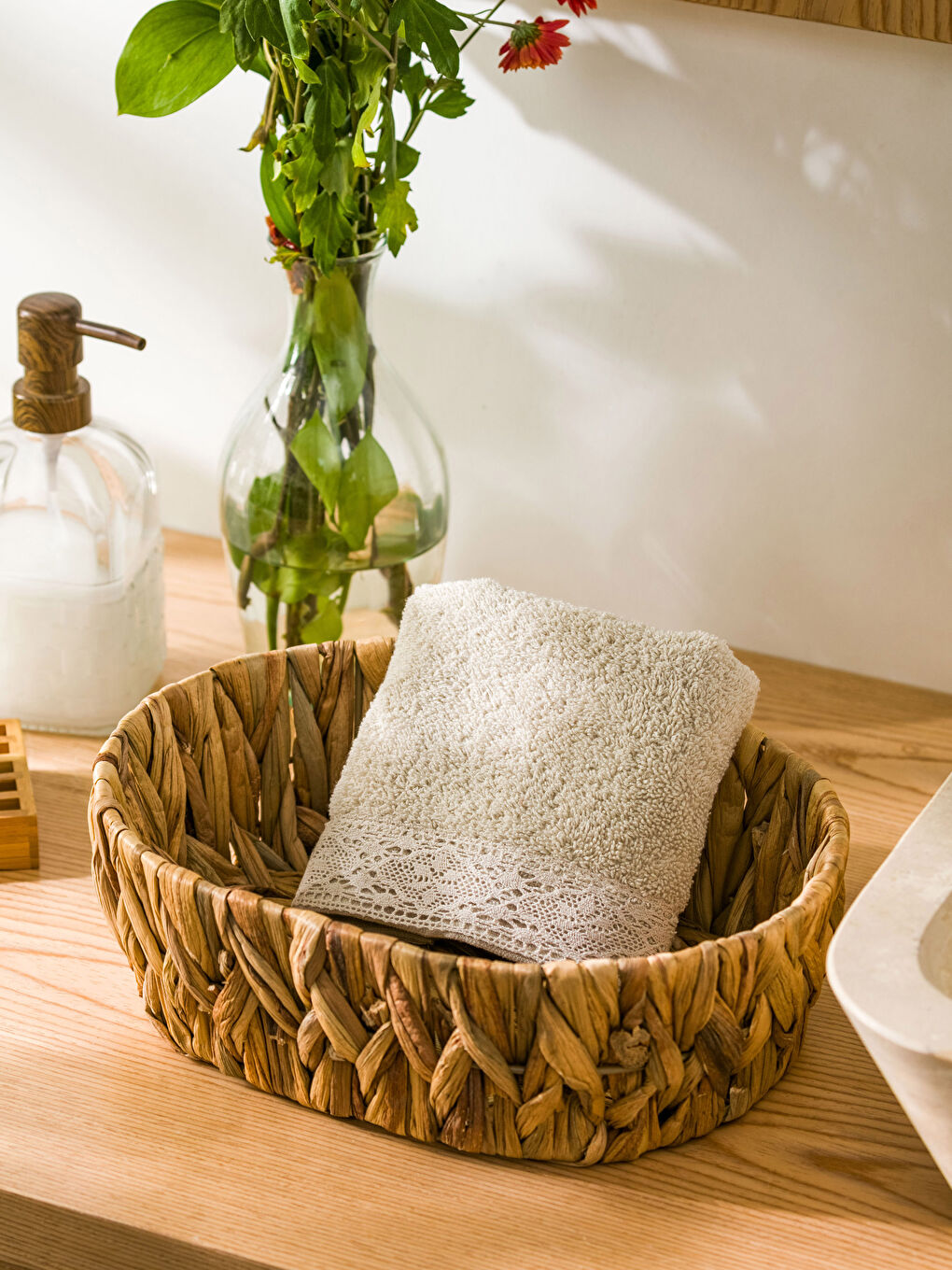 Lace Detailed Cotton Hand Towel 30x50 Cm-1