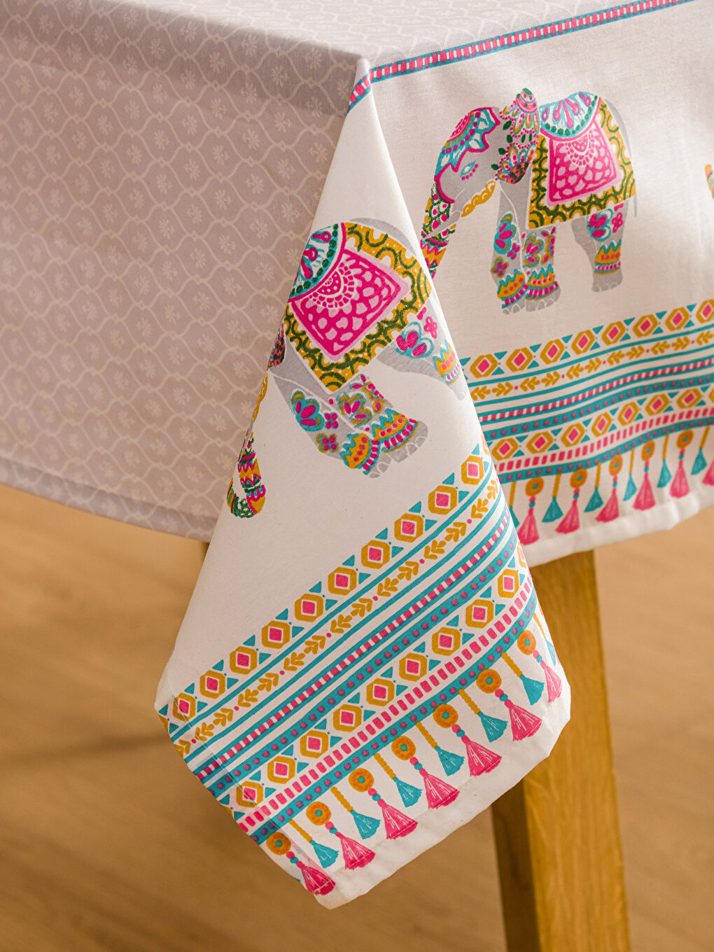 Karışık Fil Baskılı Masa Örtüsü 150x200 cm-2