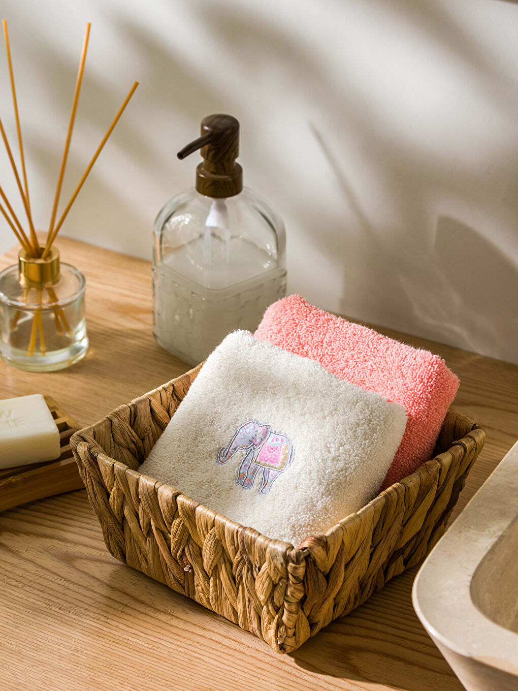 منشفة دْيالْ يْدْ مْطَرّْزة بفيل، جوج ديال الباكات 30x50 سم