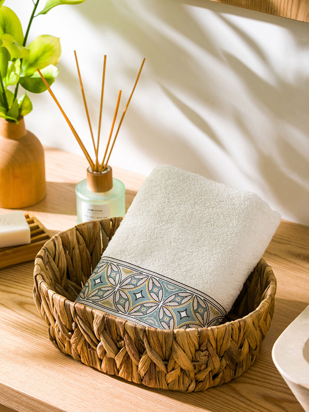 Ekru Nakışlı Pamuklu Yüz Havlusu 50x80 cm