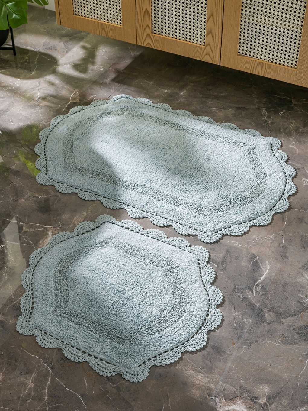 سجادة حمام بتفاصيل دانتيل جوج ديال الباكات