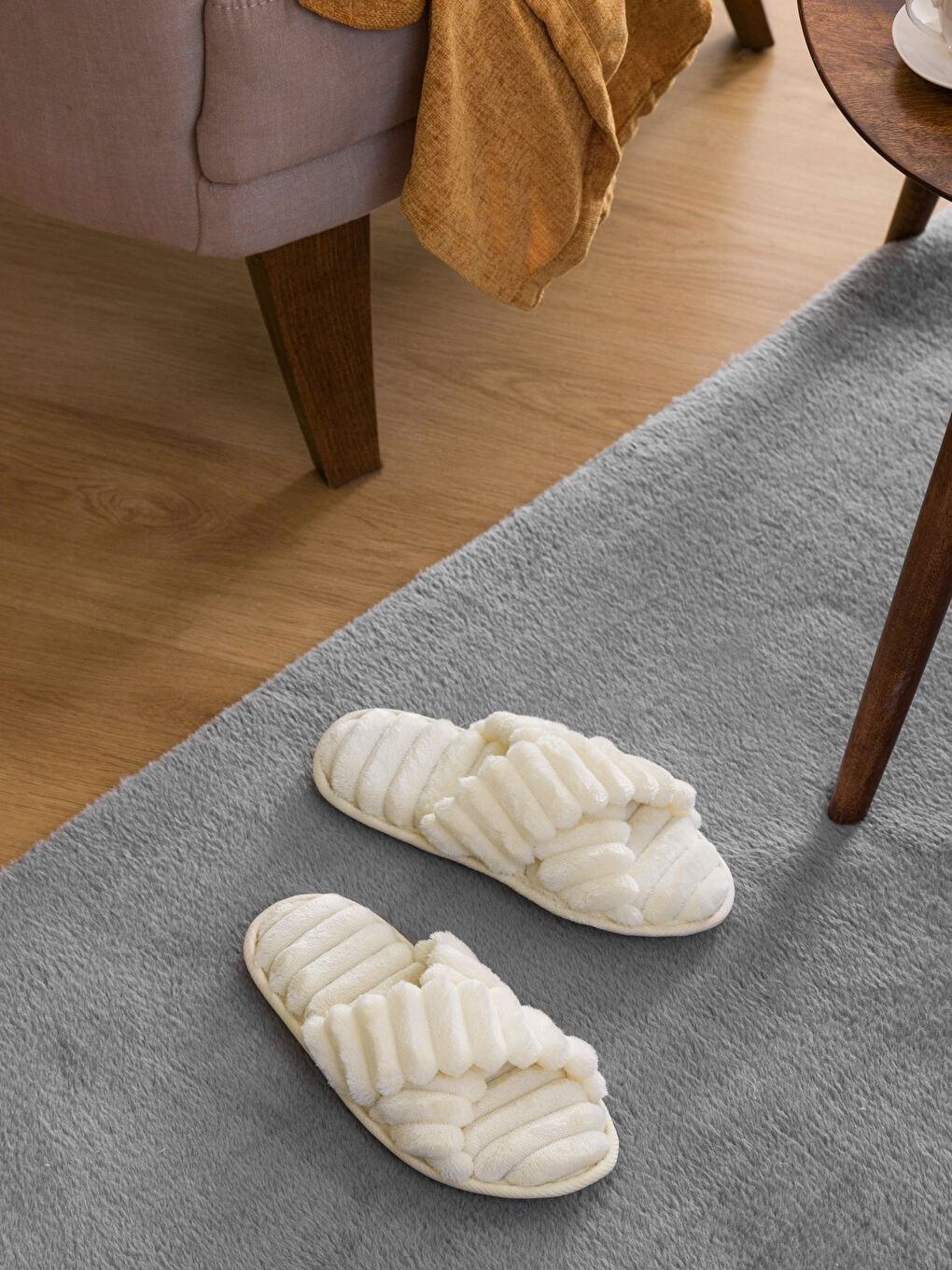 Ekru Pelüş Çapraz Bantlı Kadın Ev Terliği