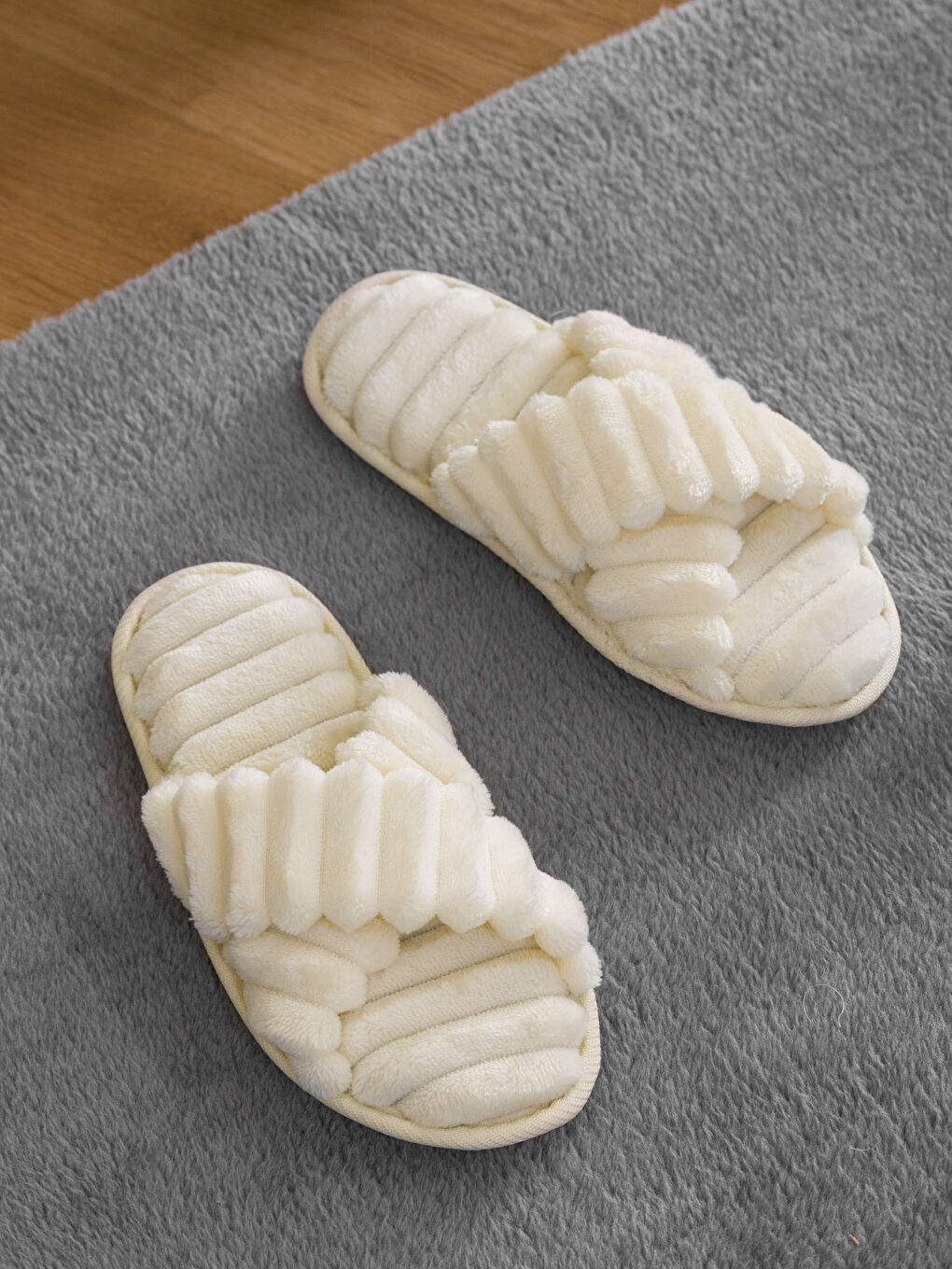 Ekru Pelüş Çapraz Bantlı Kadın Ev Terliği-1