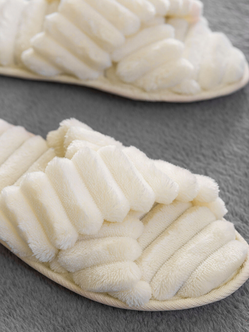 Ekru Pelüş Çapraz Bantlı Kadın Ev Terliği-2