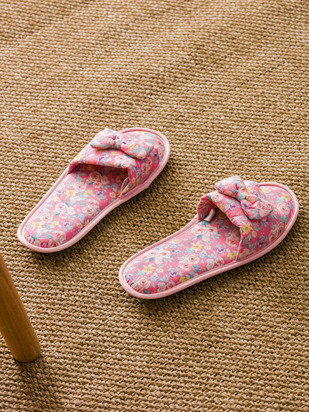 Chaussons de Maison pour Femmes à Bride Unique Ornés d'un Nœud-1