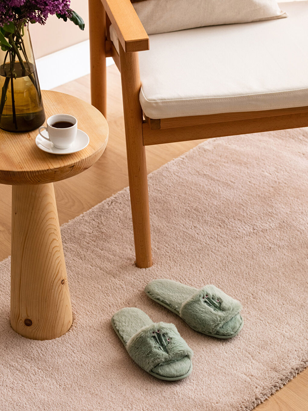 Yeşil Nakış Detaylı Tek Bantlı Kadın Ev Terliği