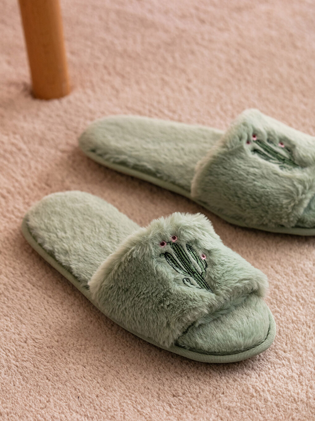 Yeşil Nakış Detaylı Tek Bantlı Kadın Ev Terliği-1