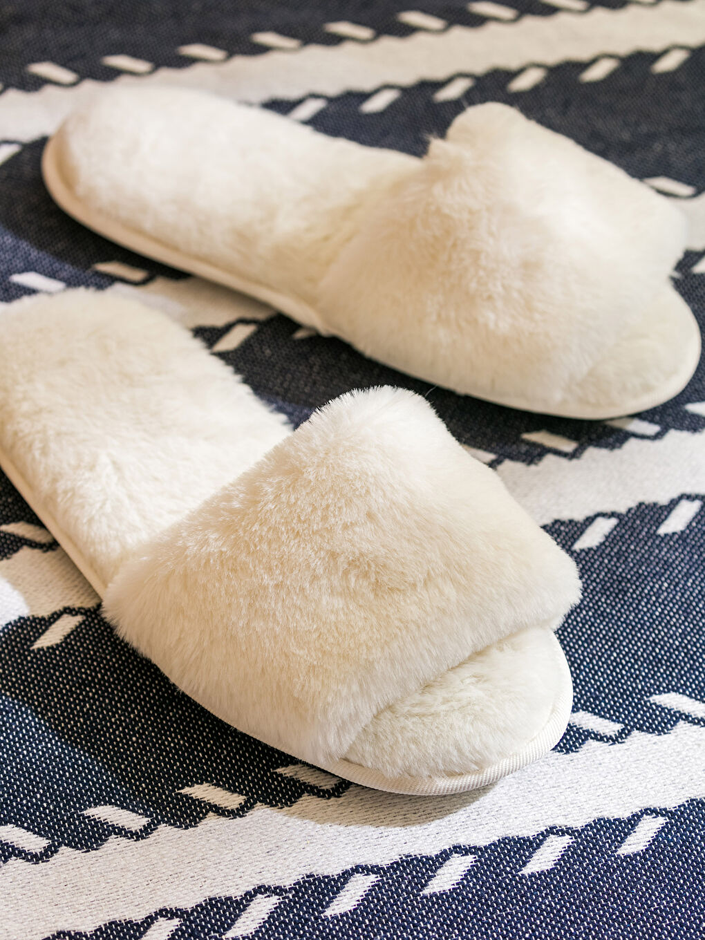 Ekru Tek Bantlı Kadın Pelüş Ev Terliği-1