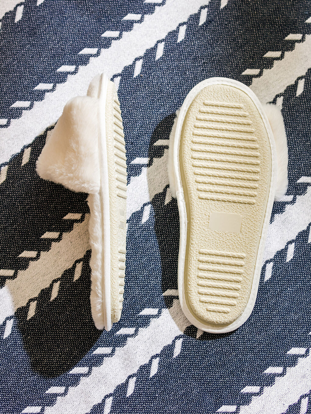 Ekru Tek Bantlı Kadın Pelüş Ev Terliği-2