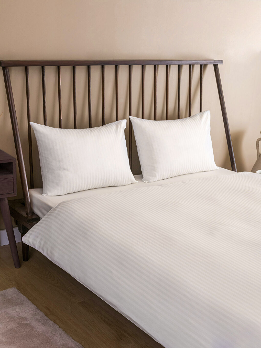 Beyaz Çizgili Pamuk Saten Battal Boy Çift Kişilik Nevresim Takımı