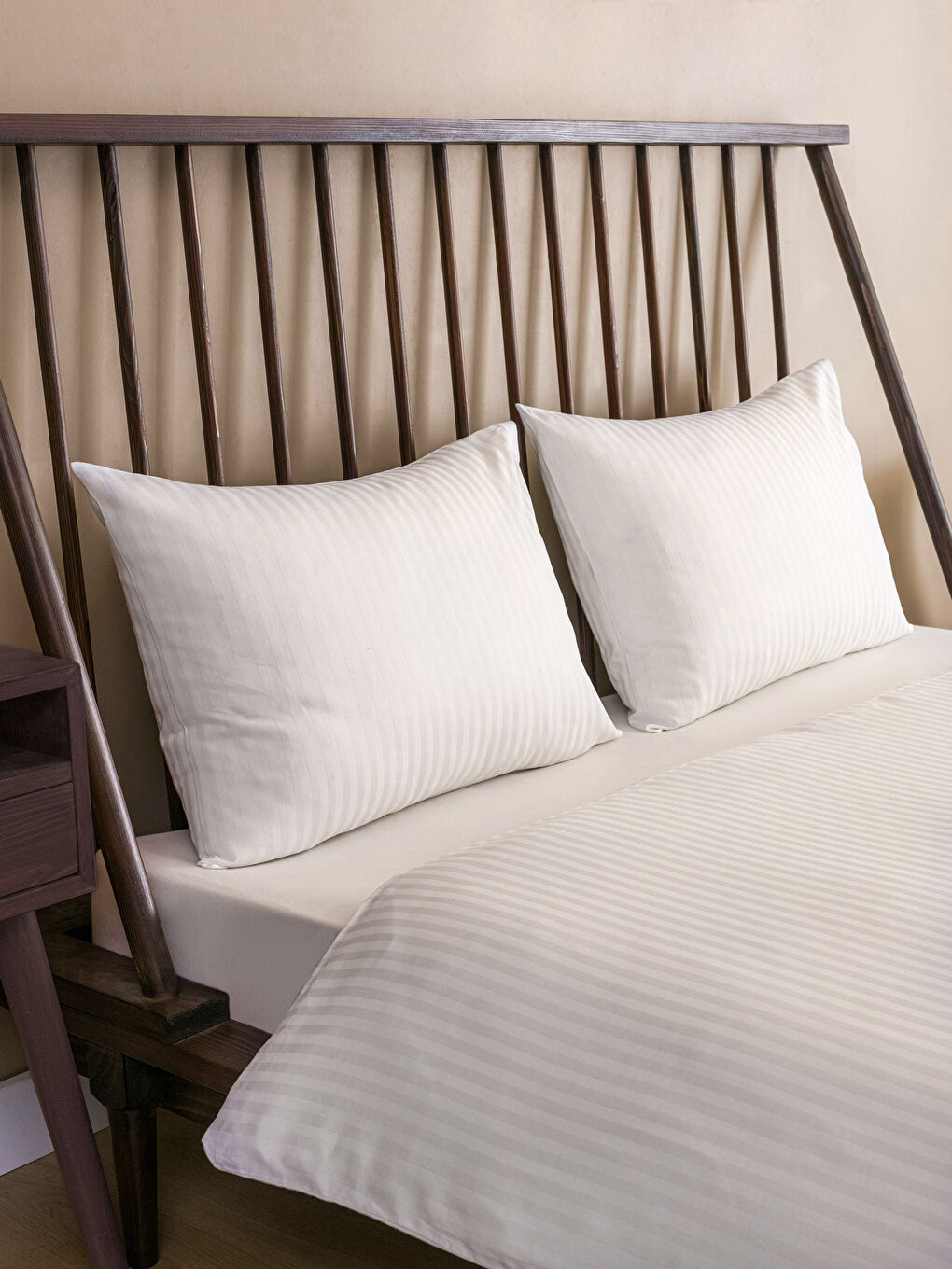 Beyaz Çizgili Pamuk Saten Battal Boy Çift Kişilik Nevresim Takımı-1