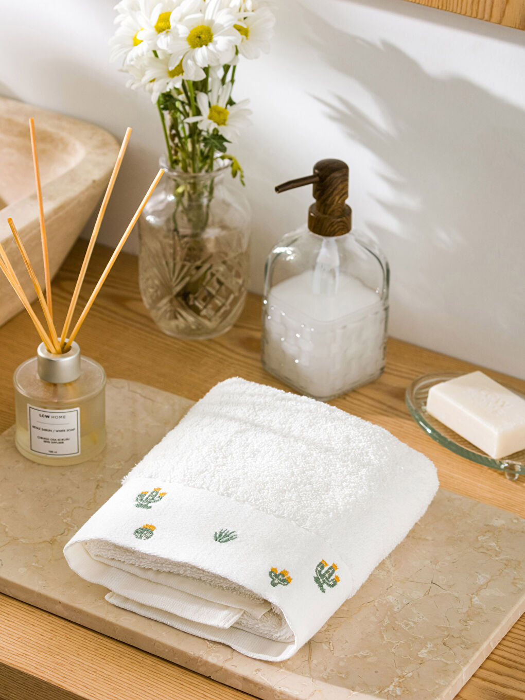 Embroidered Hand Towel 50x80 cm -S3IC30Z8-EEW