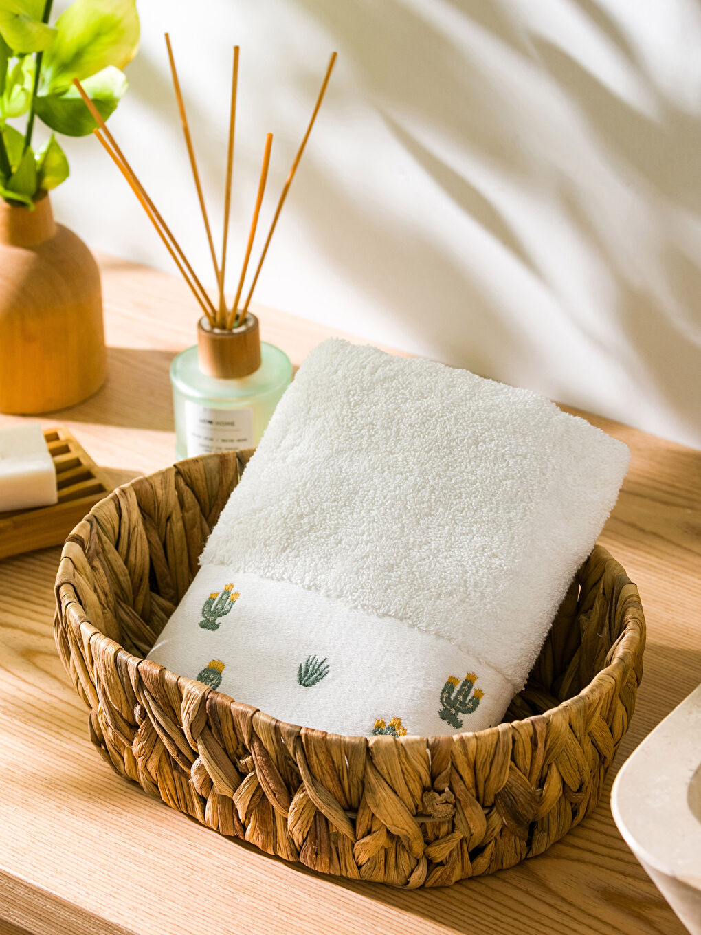 Embroidered Hand Towel 50x80 cm -S3IC30Z8-EEW