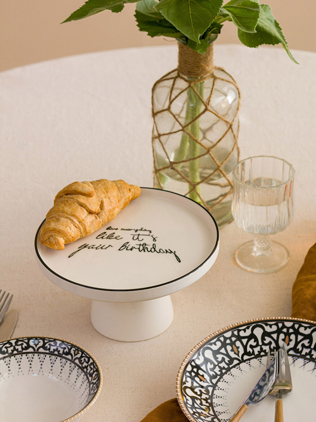 Siyah Baskılı Seramik Ayaklı Sunumluk 20 cm