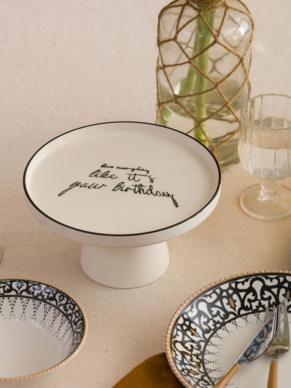 Siyah Baskılı Seramik Ayaklı Sunumluk 20 cm-1